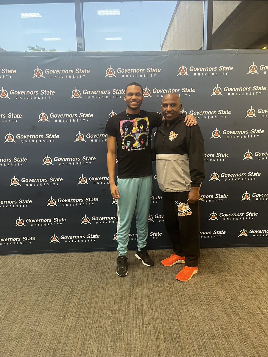 KeonLeach1's tweet photo. i am very grateful for the opportunity to visit @GSUJaguars campus this evening. i am very happy to have had the chance to meet and talk with head basketball coach Bates, thank you to coach sterling for inviting me, Go Jaguars! 🧡🖤 @Auburn_AD @NXTPRO_IL @Sports4Illinois https://t.co/gkJGcHDcHh
