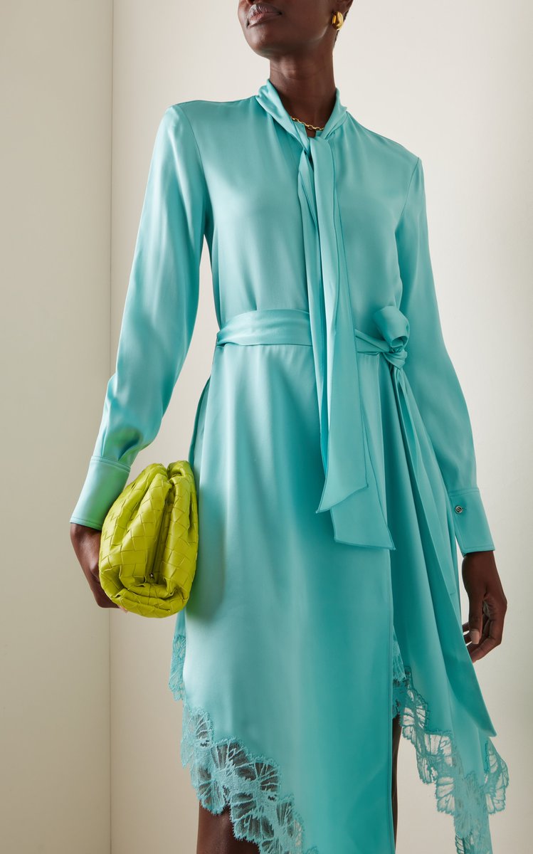 yournextshoes's tweet image. Eco-luxe at its finest! 🍃✨ Nicky Hilton dazzles in a satin slip dress with lace accents, inspired by Mother Nature's beauty at yournextshoes.com/paris-nicky-hi… #SustainableFashion #NickyHilton #PreFall