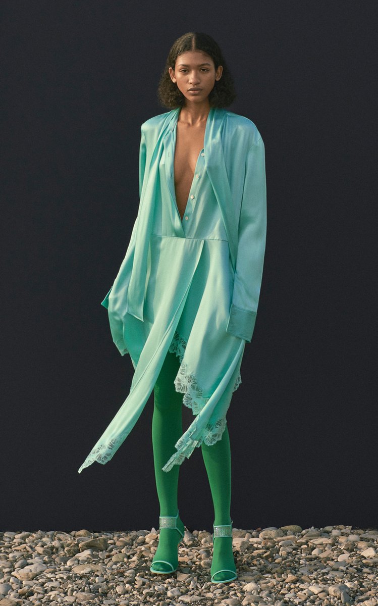 yournextshoes's tweet image. Eco-luxe at its finest! 🍃✨ Nicky Hilton dazzles in a satin slip dress with lace accents, inspired by Mother Nature's beauty at yournextshoes.com/paris-nicky-hi… #SustainableFashion #NickyHilton #PreFall