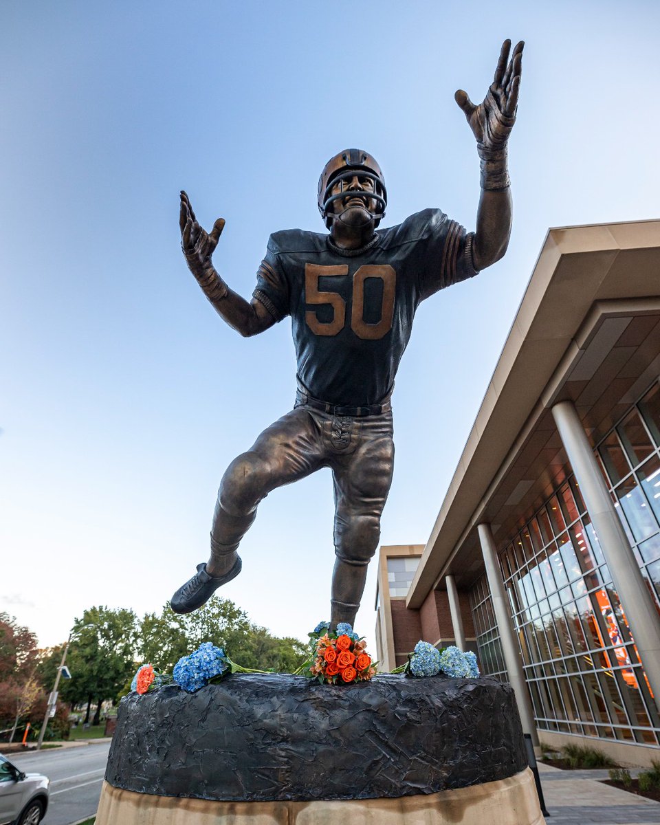 💙🧡

We encourage the Fighting Illini community to celebrate what Dick Butkus meant to them by leaving flowers by his statue outside Smith Center.

#Illini // #HTTO // #famILLy