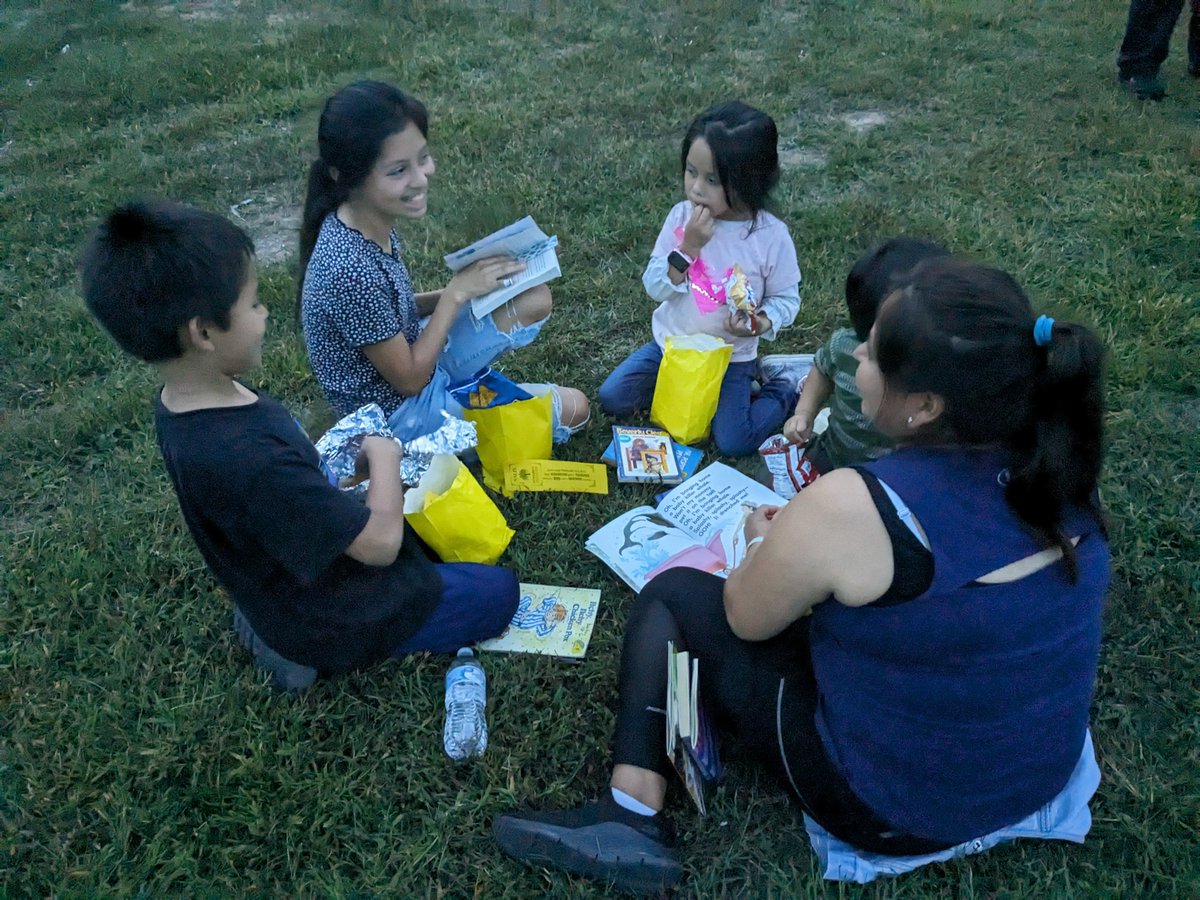 SeanBellis2's tweet photo. Another successful Reading Under the Stars @BerkeleyBeavers tonight. We had over 300 participants...biggest ever! @SpotsySchools https://t.co/kSNg9lESAK