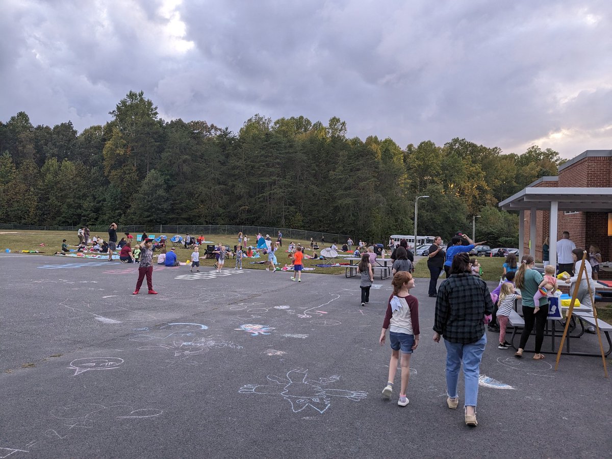 SeanBellis2's tweet photo. Another successful Reading Under the Stars @BerkeleyBeavers tonight. We had over 300 participants...biggest ever! @SpotsySchools https://t.co/kSNg9lESAK