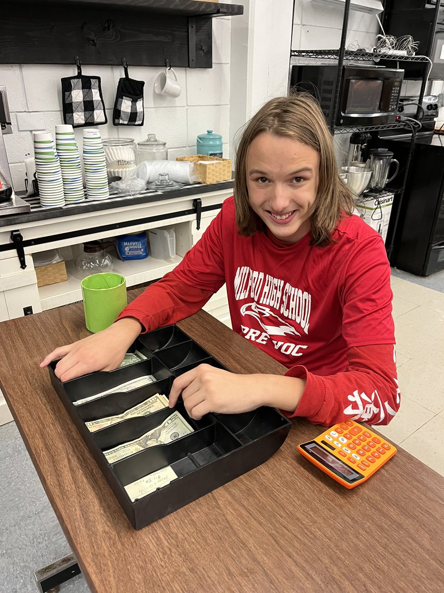 MHS_PreVoc's tweet photo. Making and serving Turkey clubs to staff! #cooktolearn #turkeyclub #applecrisp #prevocrocks #prevocationalskills #cooking https://t.co/oDbZyx8Svo