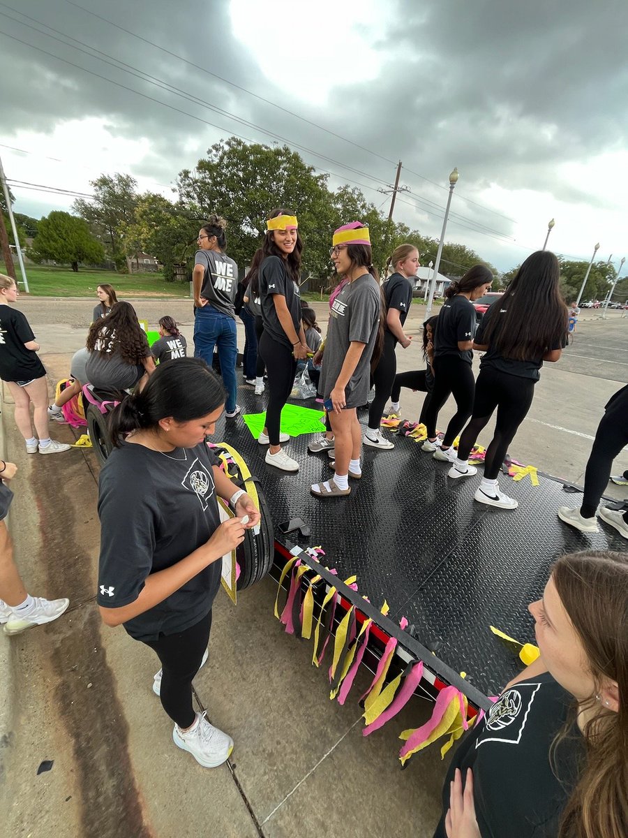 WesternerVB's tweet photo. 💛🖤🤠 HOCO parade vibes from yesterday... lets gooooo! #WesterNation #OBOF #R4TB @LubbockHSSports @lhswesterners @CoachRod91 https://t.co/iAZqdiLRsH