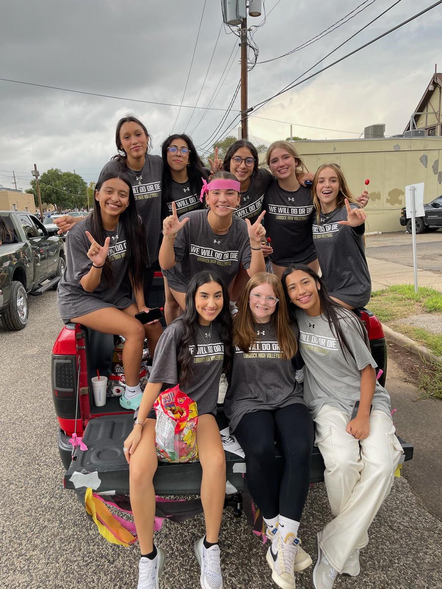 WesternerVB's tweet photo. 💛🖤🤠 HOCO parade vibes from yesterday... lets gooooo! #WesterNation #OBOF #R4TB @LubbockHSSports @lhswesterners @CoachRod91 https://t.co/iAZqdiLRsH