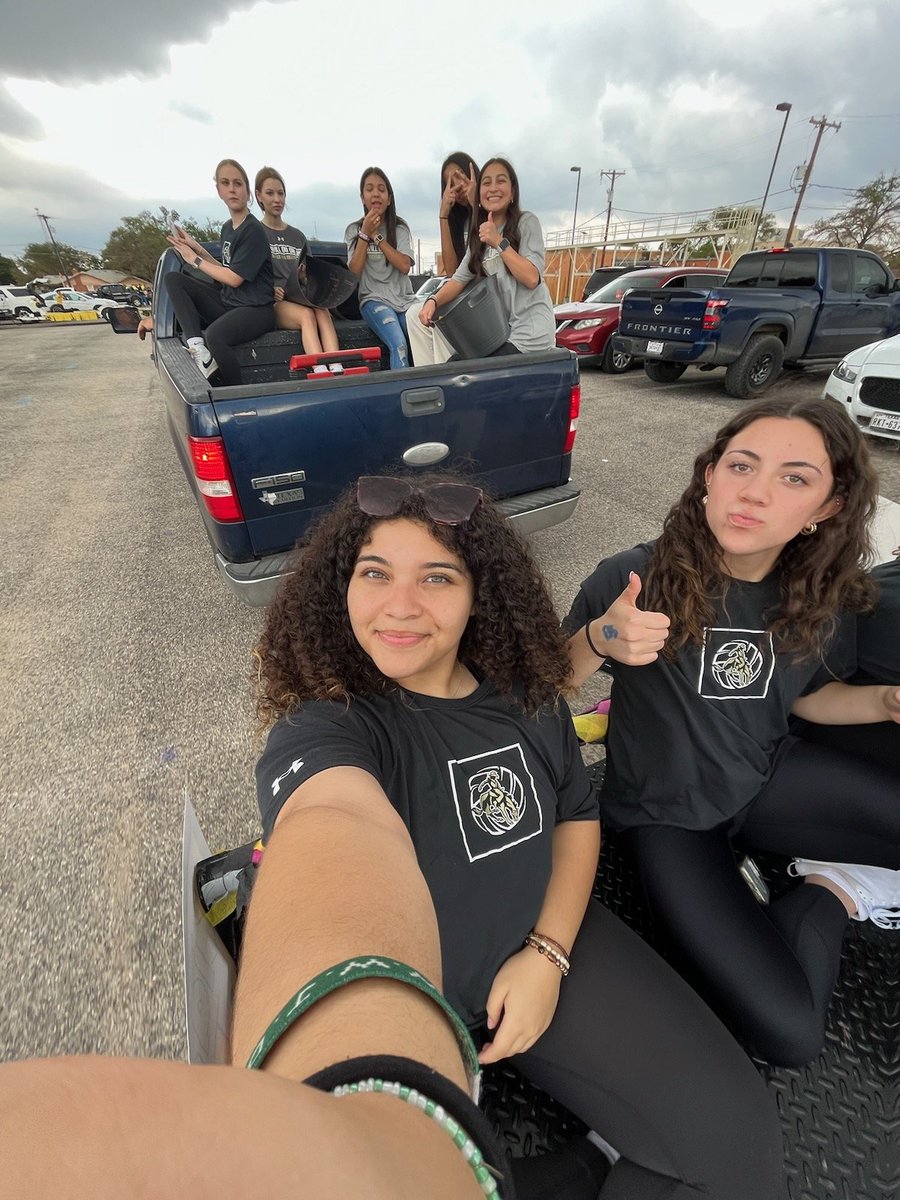 WesternerVB's tweet photo. 💛🖤🤠 HOCO parade vibes from yesterday... lets gooooo! #WesterNation #OBOF #R4TB @LubbockHSSports @lhswesterners @CoachRod91 https://t.co/iAZqdiLRsH