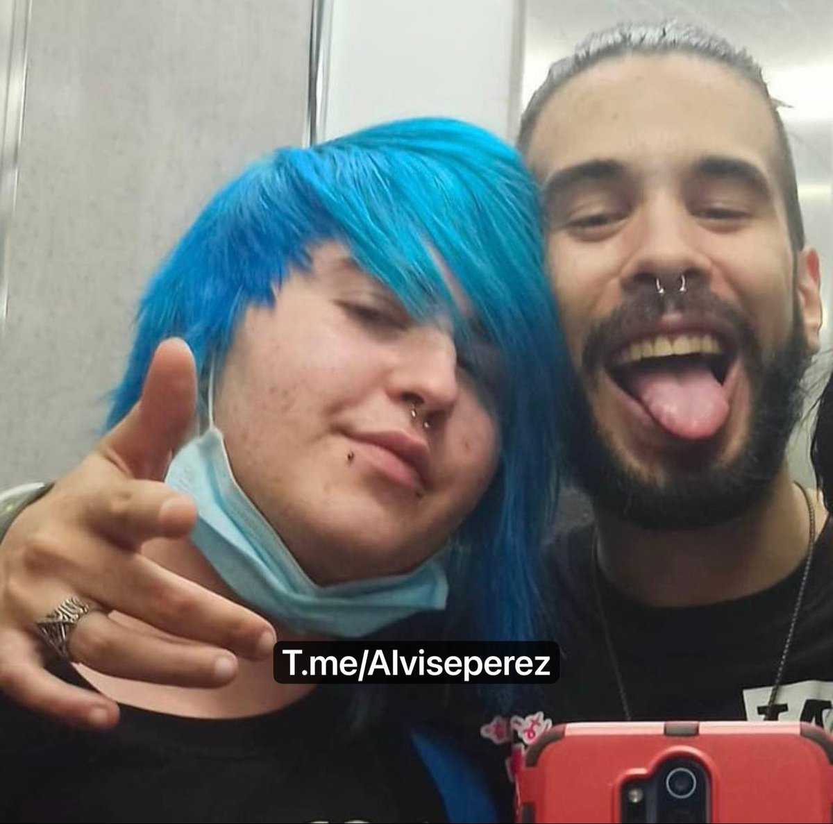 Una pareja de activistas de izquierda fueron detenidos en España hace un par de días tras descubrirse que violaban a su hija de meses de nacida.

El padre es un venezolano de 25 años, la madre estaba "transicionando" de género y había participado en publicidades LGBTQ.

Alvise