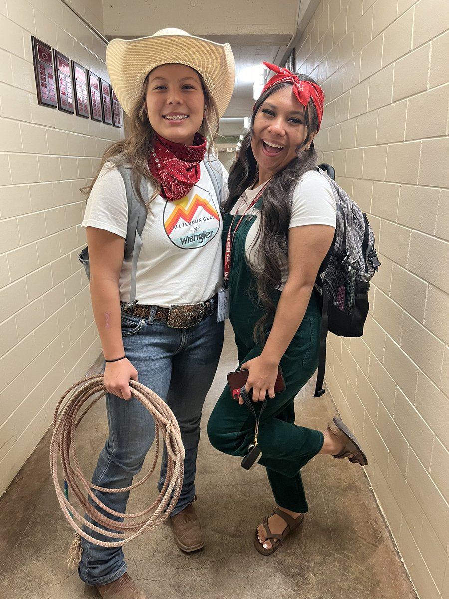 BronchoNews's tweet photo. Hallway pics for today’s #OHSRivalryWeek Hip Hop vs Country

#GoBronchos https://t.co/3qkTvmM09L