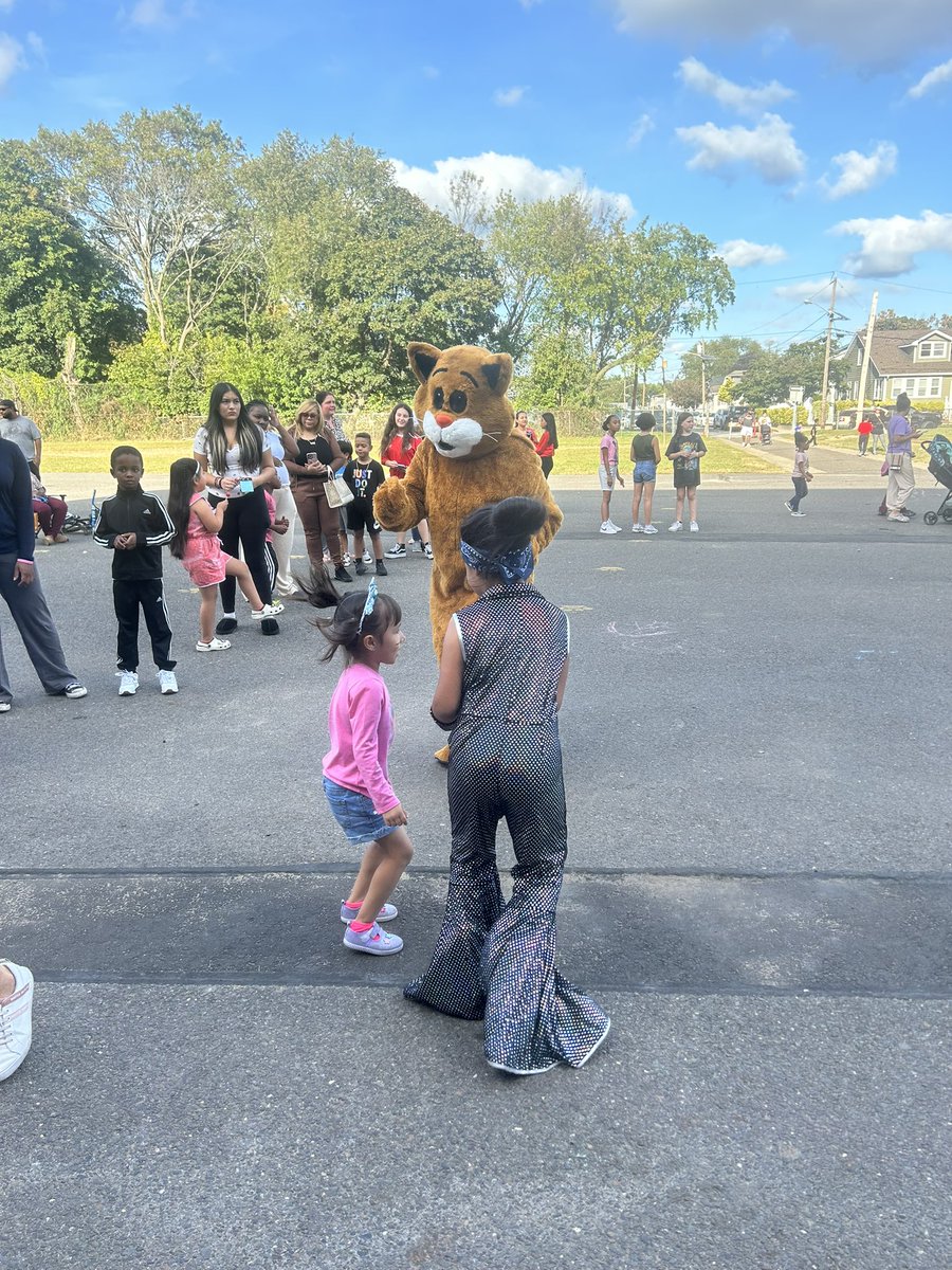 SenoraPeakeHTSD's tweet photo. Our @HTSD_Kuser Homecoming Party was a blast! Thank you to all of our families & staff who joined us! #BuildingaCommunityofOne @WeAreHTSD #EveryDayCounts https://t.co/kSx3pXchFK