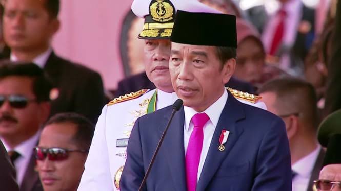 Pesan MENOHOK Jokowi didepan Prabowo, agar tidak SEMBRONO

Beberapa kali Jokowi terpantau memberi PESAN MENOHOK di hari HUT TNI ke-78 di Monas, Jakarta kemarin

Jokowi menyebut pentingnya Alutsista tetapi wajib memperhatikan EFESIENSI dan harus FOKUS pada peningkatan INDUSTRI