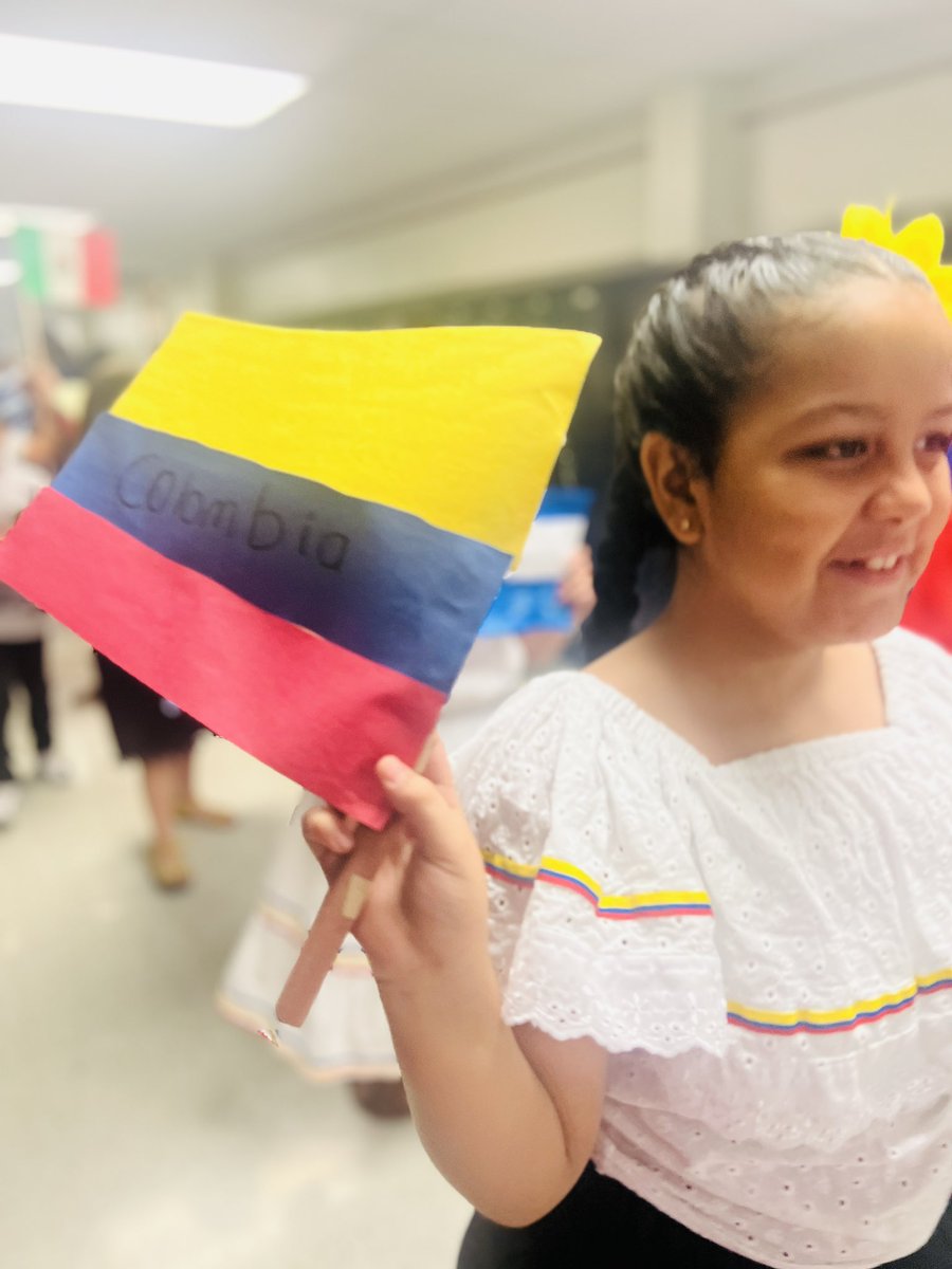 Cristin47444819's tweet photo. Hispanic Heritage Month Celebration!

#ourjourneyroars #truetttigers #maestradetercero #thirdgradechronicles 

@GWTruett https://t.co/AArGDTnLhe