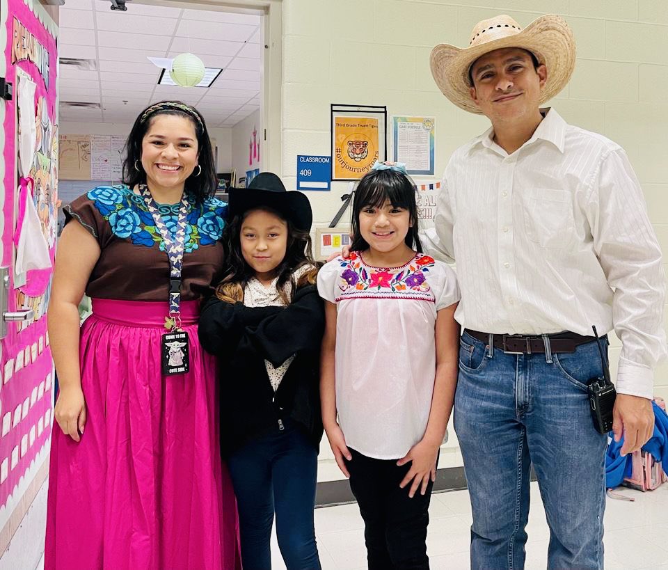 Cristin47444819's tweet photo. Hispanic Heritage Month Celebration!

#ourjourneyroars #truetttigers #maestradetercero #thirdgradechronicles 

@GWTruett https://t.co/AArGDTnLhe