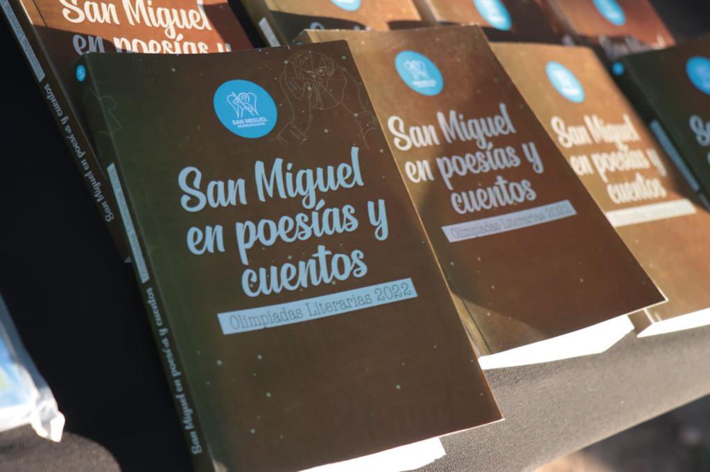 jaimemendezh's tweet photo. Esta tarde acompañamos la entrega de premios de la 9° edición de las Olimpíadas Literarias, donde participaron más de 500 alumnos de distintas escuelas de gestión estatal y privada #SanMiguel https://t.co/gFUx1iM2XR