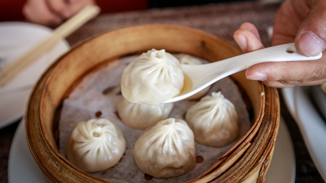 LisannaCao's tweet photo. Guys... 👥
Did you know?
Dumplings can be Cooked 3 Different Ways:
1. Steam
2.Fried
3.Boiled
so, whose the dumpling lover? 😋😋😋
.
.
.
.
#dumpling #soupdumpling https://t.co/mqzwfLTc5A