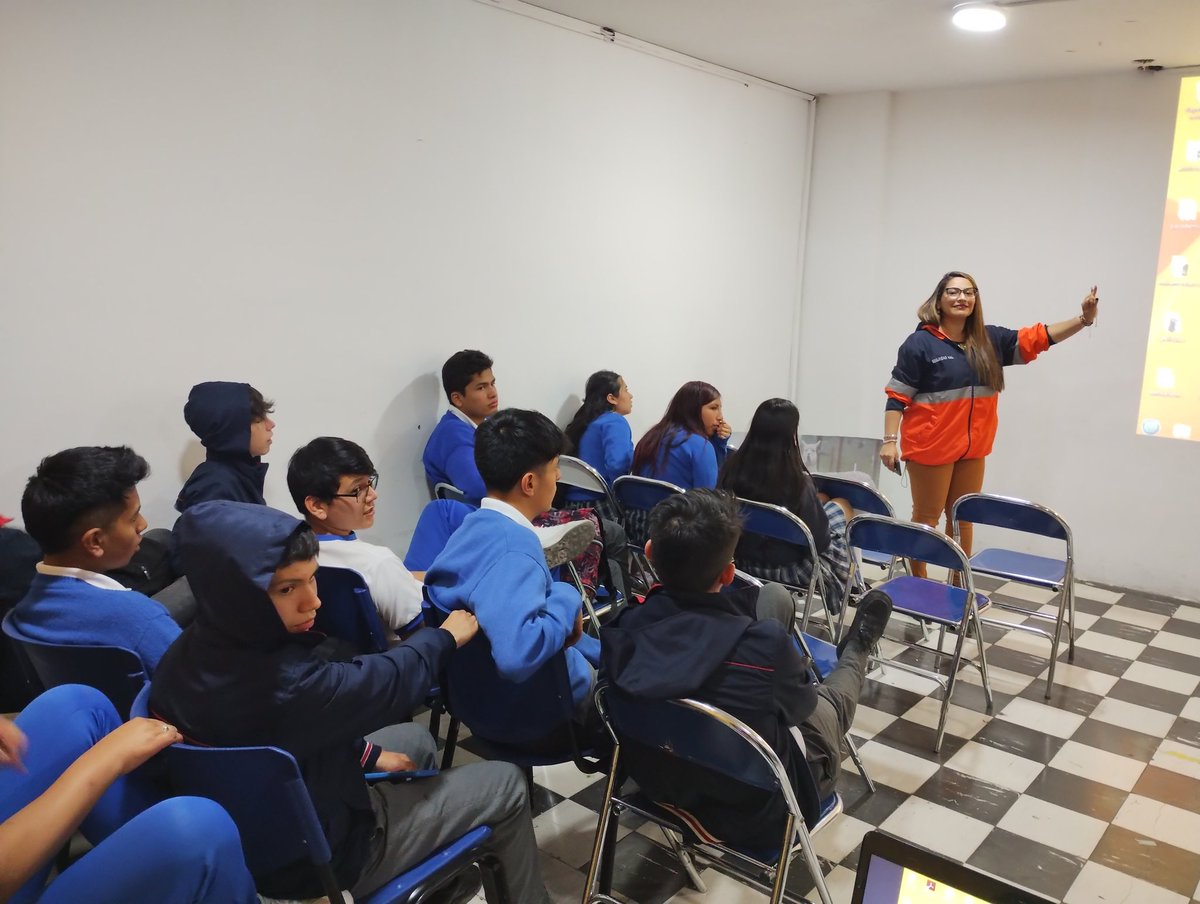 PastoTransito's tweet photo. Continuamos con la jornada de sensibilización en movilidad sostenible, seguridad vial y cultura ciudadana en esta oportunidad profesionales de Seguridad Vial de @PastoTransito orientaron a estudiantes IEM San Juan Bosco, así promovemos valores y comportamientos ciudadanos. https://t.co/NTEAc4TZud