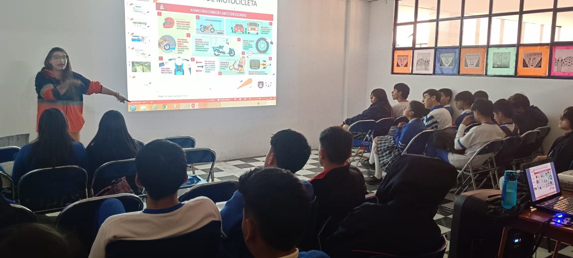 PastoTransito's tweet photo. Continuamos con la jornada de sensibilización en movilidad sostenible, seguridad vial y cultura ciudadana en esta oportunidad profesionales de Seguridad Vial de @PastoTransito orientaron a estudiantes IEM San Juan Bosco, así promovemos valores y comportamientos ciudadanos. https://t.co/NTEAc4TZud