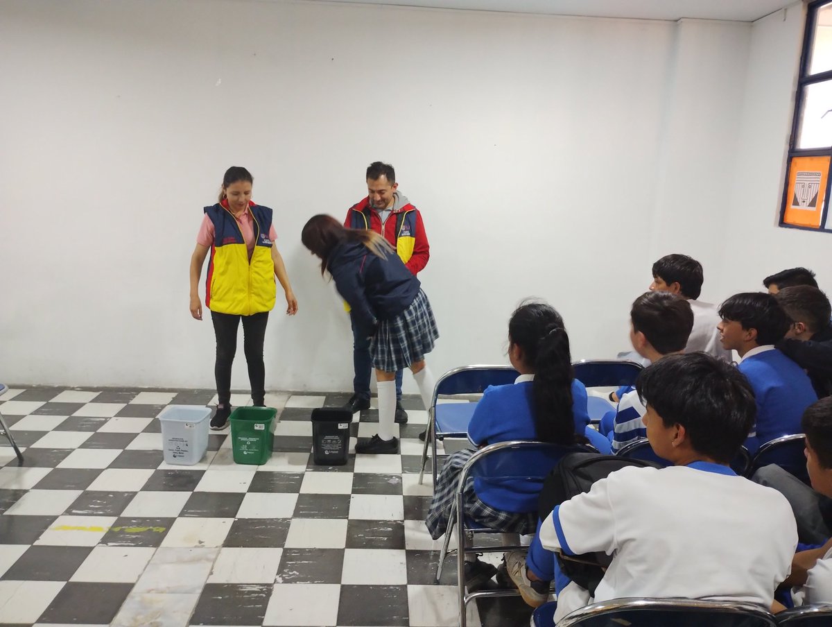 PastoTransito's tweet photo. Continuamos con la jornada de sensibilización en movilidad sostenible, seguridad vial y cultura ciudadana en esta oportunidad profesionales de Seguridad Vial de @PastoTransito orientaron a estudiantes IEM San Juan Bosco, así promovemos valores y comportamientos ciudadanos. https://t.co/NTEAc4TZud