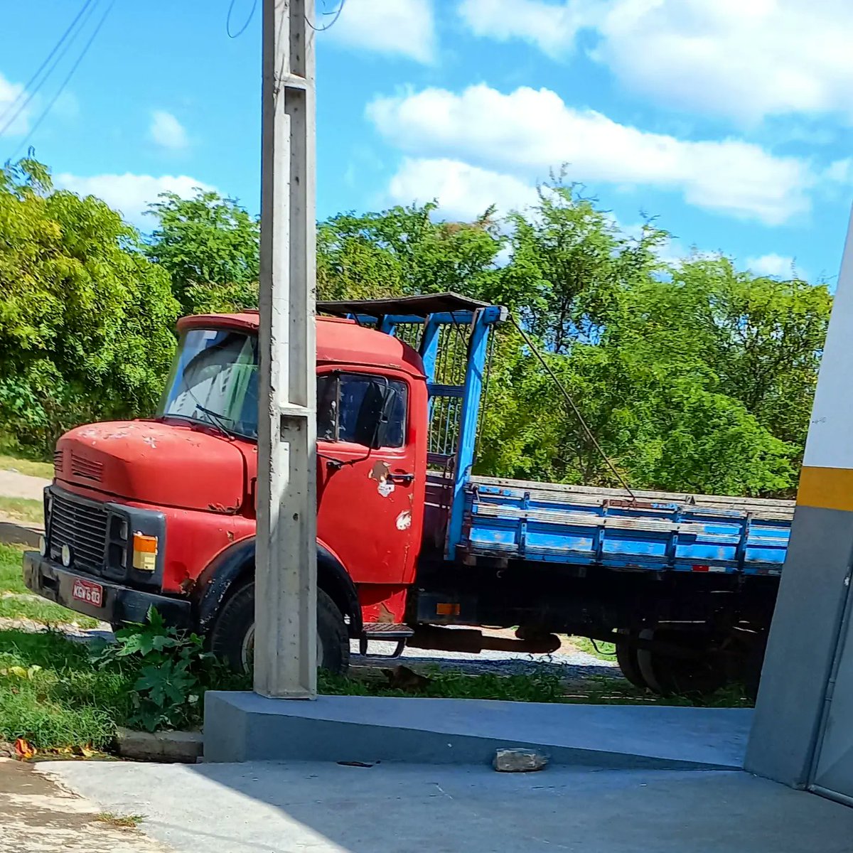 CarrosPodres's tweet photo. #MercedesBenz #Ford #MB1113 #Escort #Iguatu #Ceara #Brasil https://t.co/hSqR6ilCx5