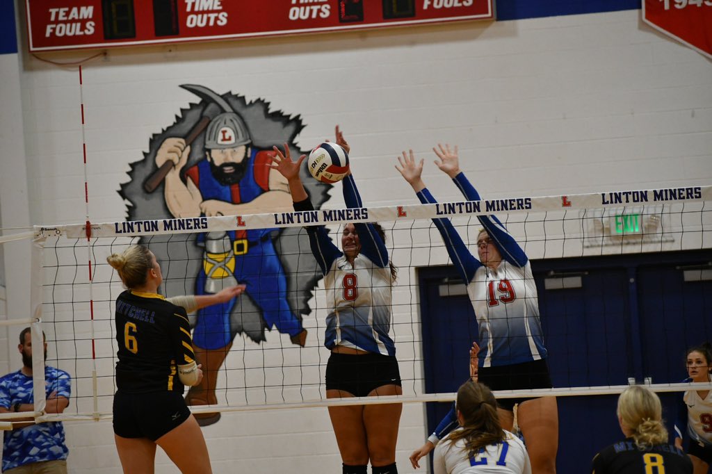 lukemorey99's tweet photo. A block party for the Lady Miners propels them to a straight set win over Mitchell, 25-15, 25-14, 25-17.  20 straight wins for the Lady Miners as they head into sectional play next Thursday against North Daviess https://t.co/jjN5NP2KiO