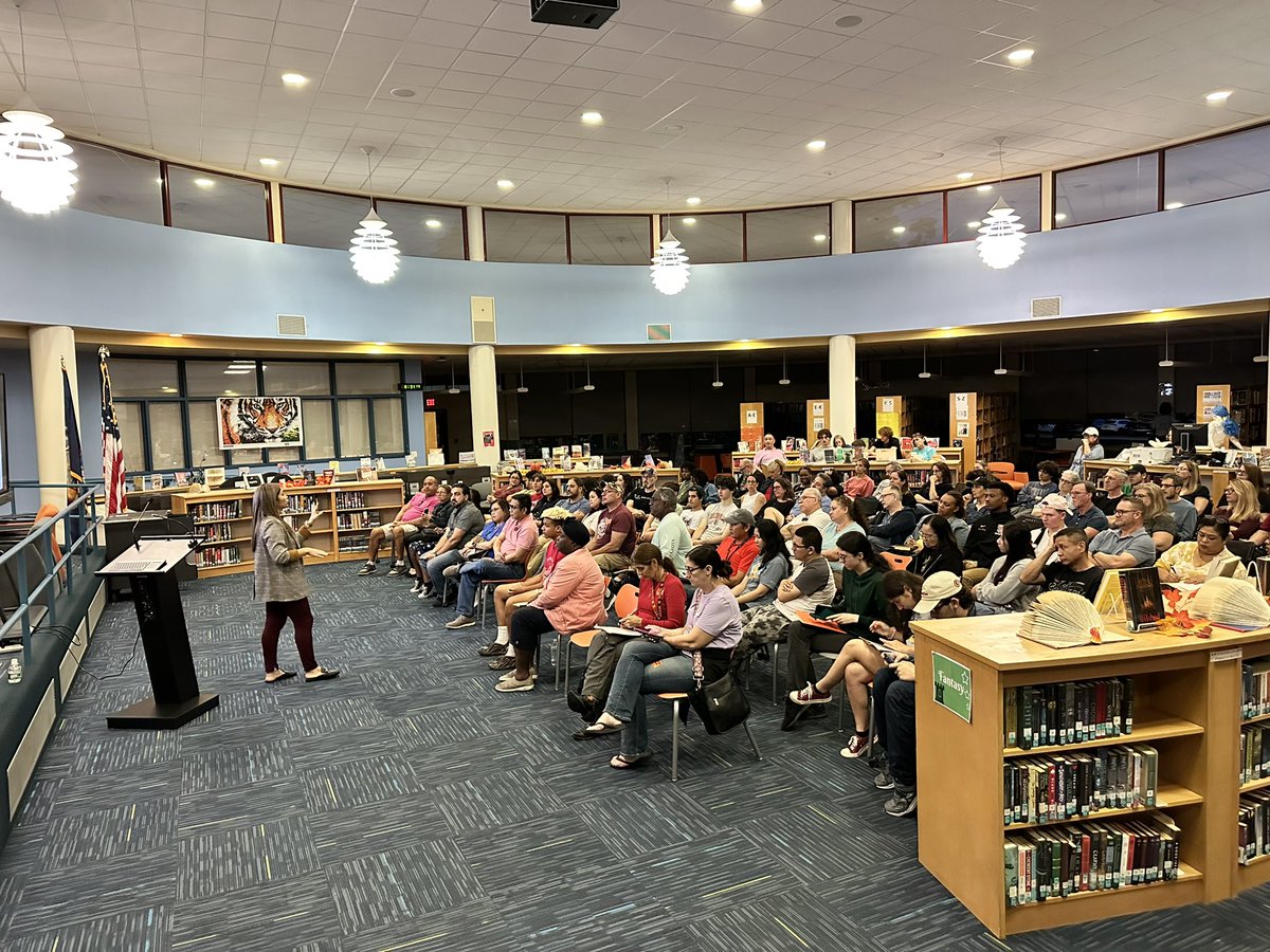 A great and packed  Guidance Night on the Senior College Application Toolkit! Thank you to @STAC_edu and Latino U College Access for their partnership! #WPProud @WPHSGuidance @wphs_pta @wplainsschools
