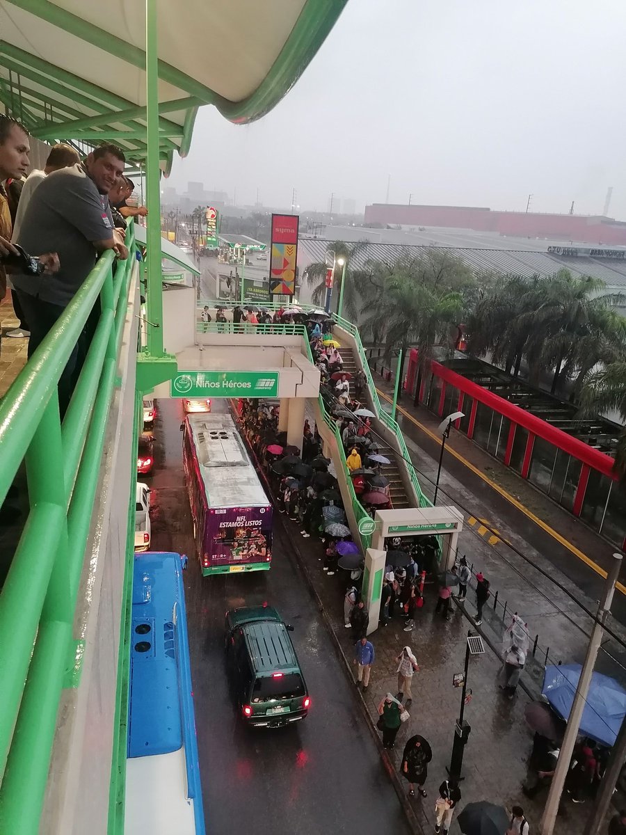 hildapoet's tweet photo. @telediariomty @samuel_garcias
Así la situación a las 6:17 PM del jueves lluvioso, tráfico, no hay camión del metro y algún lugar para resguardar e de la lluvia. https://t.co/FytQFF2ZgW