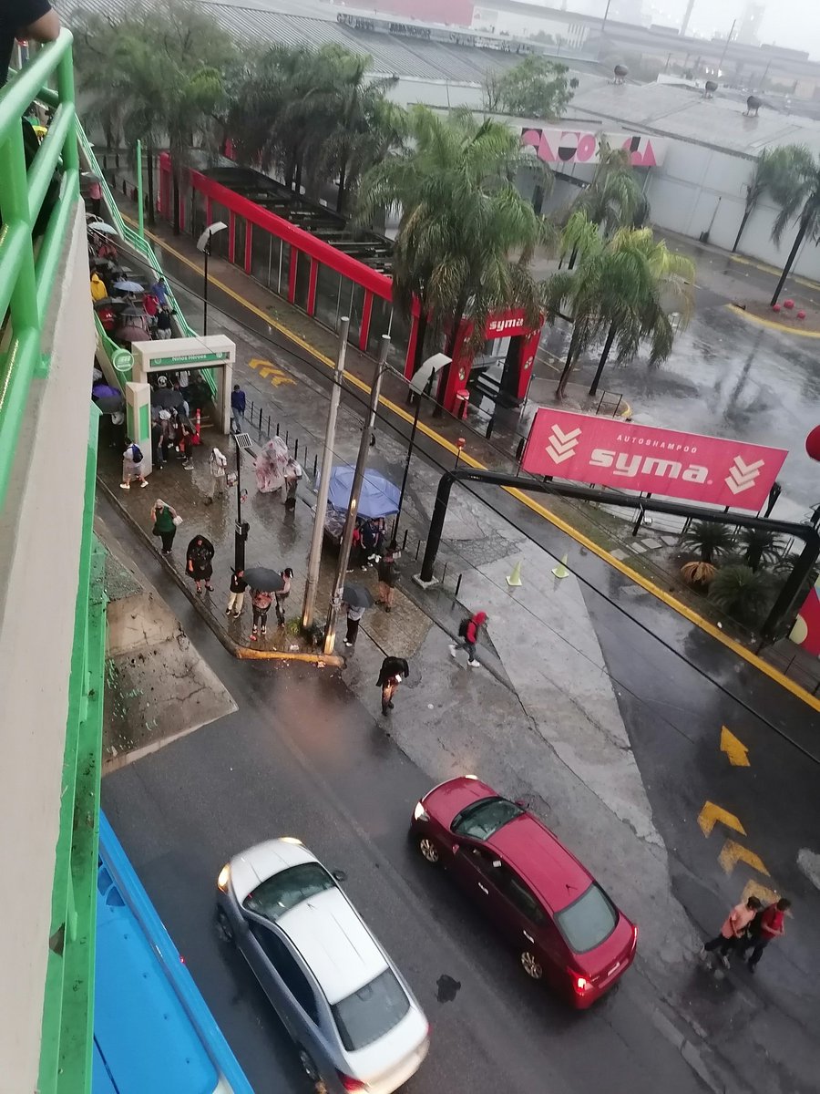 hildapoet's tweet photo. @telediariomty @samuel_garcias
Así la situación a las 6:17 PM del jueves lluvioso, tráfico, no hay camión del metro y algún lugar para resguardar e de la lluvia. https://t.co/FytQFF2ZgW