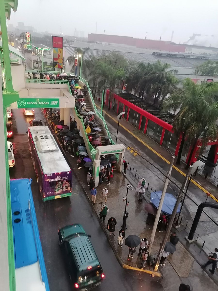 hildapoet's tweet photo. @telediariomty @samuel_garcias
Así la situación a las 6:17 PM del jueves lluvioso, tráfico, no hay camión del metro y algún lugar para resguardar e de la lluvia. https://t.co/FytQFF2ZgW