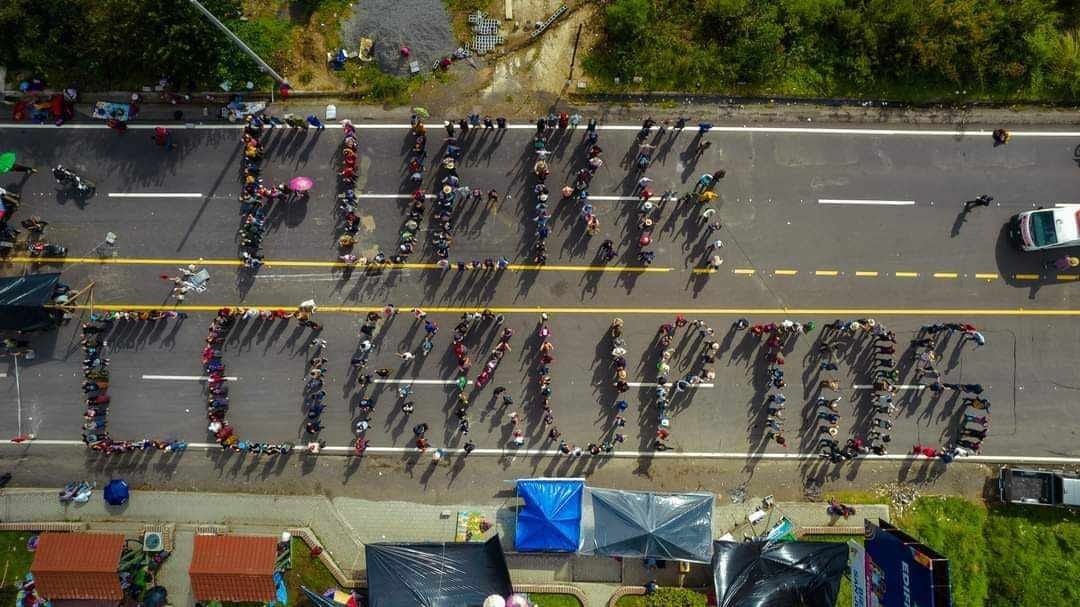 Factor4_GT's tweet photo. "Fuera Corruptos"
En #Sololá, el municipio de #SanJuan #Argueta se une en un mosaico humano enviando un mensaje claro: ¡Ni un paso atrás hasta que renuncien! La población desde los #Territorios sigue defendiendo la debilitada democracia en #Guatemala. https://t.co/8thfXyRYLD