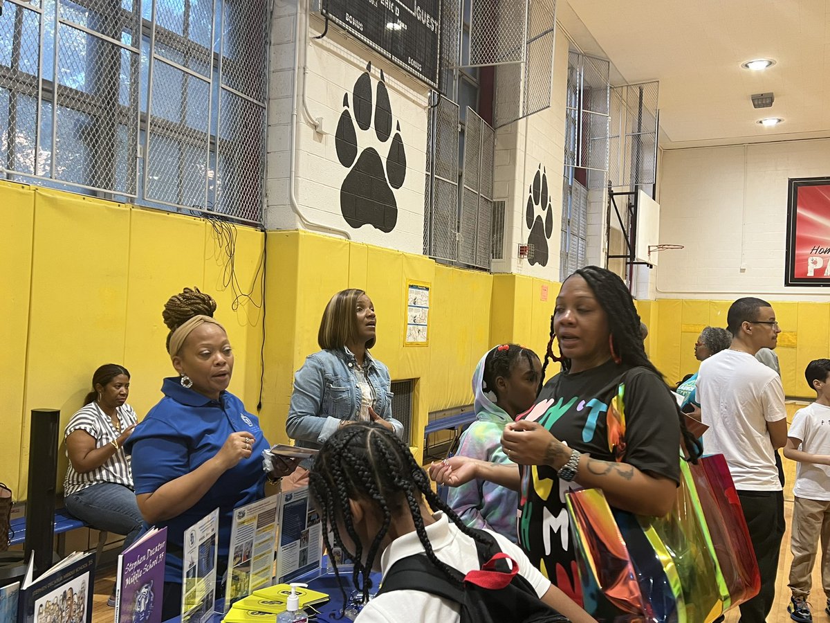 Thank you to Community School 21 for hosting your Middle School Fair this evening #middleschool #magnetschoolloading @D16LEADS 👏🏾👏🏾👏🏾👏🏾👏🏾