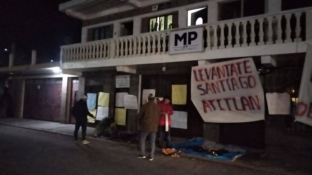 PrensaComunitar's tweet photo. #ParoNacional 🚨 A partir de esta noche pobladores de Santiago Atitlán, Sololá, inician manifestación frente al edificio del MP de la localidad por tiempo indefinido. 

👁 Asimismo han informado que se ha cerrado el paso por completo hasta que renuncie Porras.

📸 @dpetzey https://t.co/eNcGMsBJxe