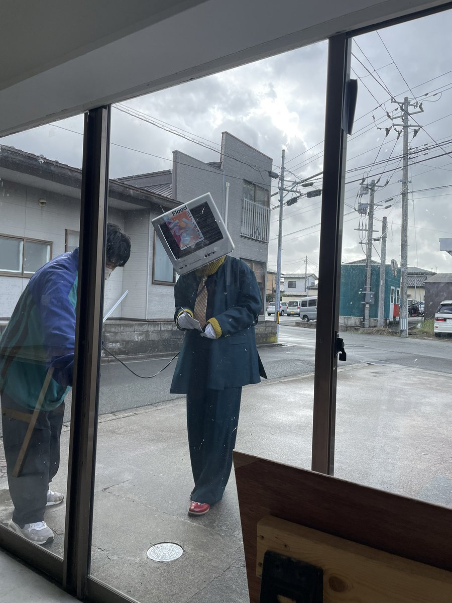 今日も開場してます！

📺🚶‍♀️🚶‍♀️💨💨…！？
#FlooDisplay