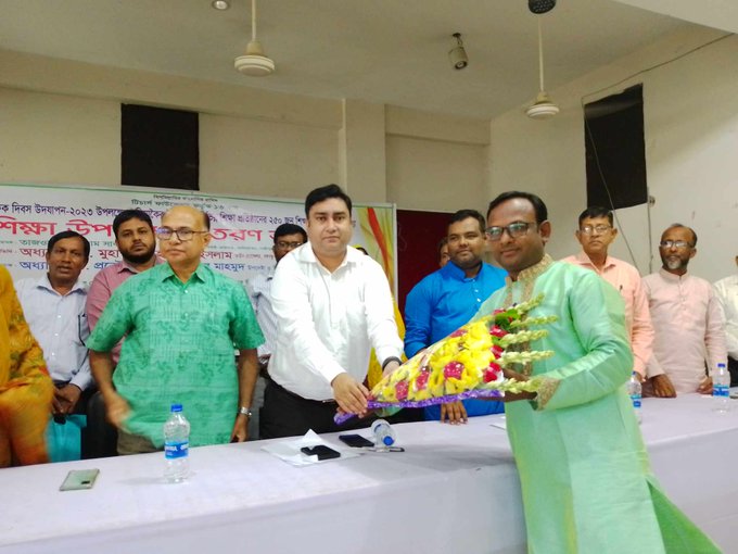 বিশ্ব শিক্ষক দিবস উপলক্ষে কালিয়াকৈরে বিনামূল্যে শিক্ষা উপকরণ বিতরন