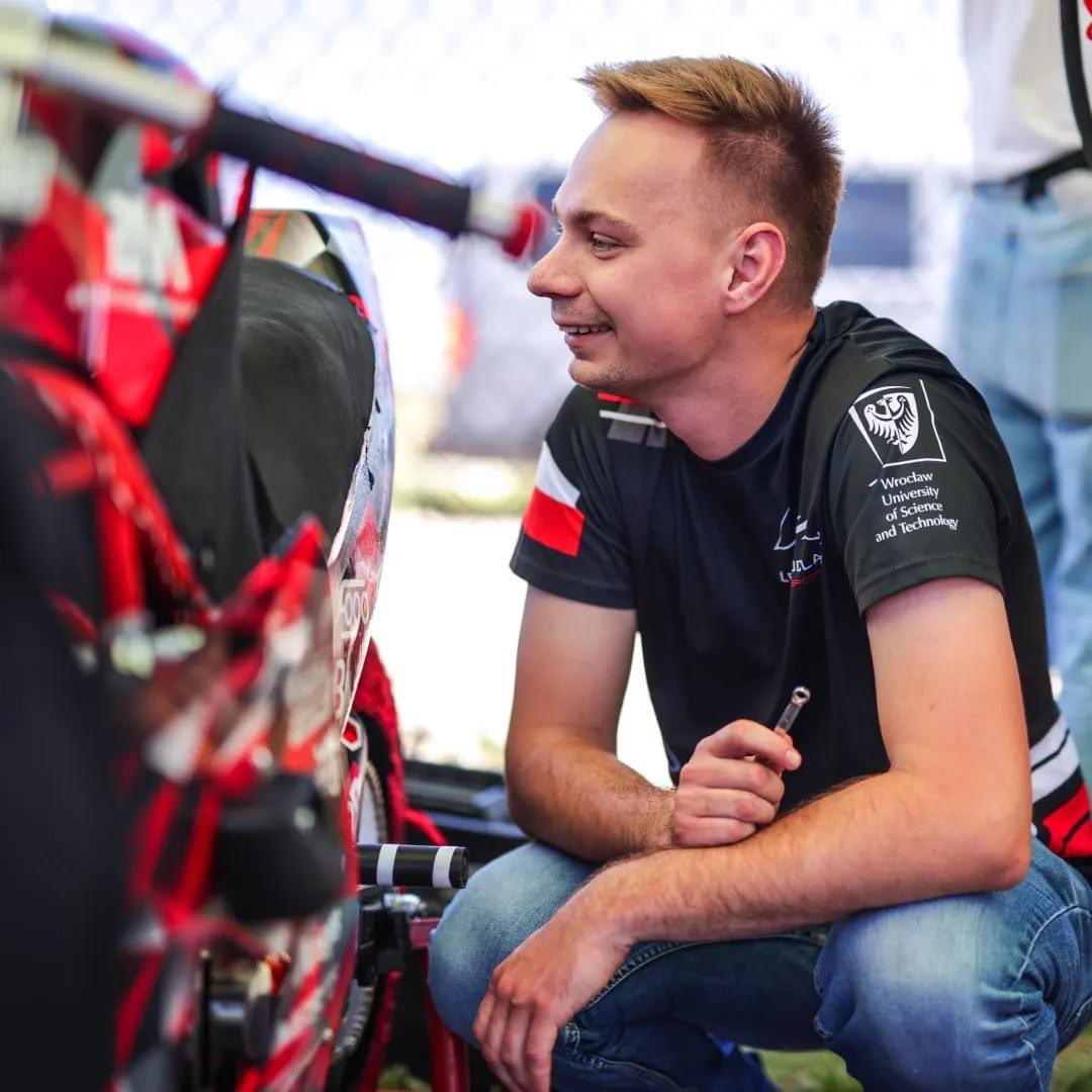 LemWroclaw's tweet photo. Today we want to show you some more photos from the tests and preparations. 🏍️
MotoStudent competition is in just 5 days! 🔥

#LEMWroclawMotorsport #LEMTachyon #WroclawUniversityofScienceandTechnology #lemwroclaw #MotoStudent #premiere #MotoStudentElectric #ElectricVehicle https://t.co/MOziumdEJB