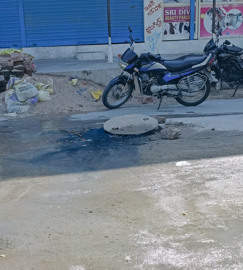 MetukuK's tweet photo. @sanitationmck @MC_Karimnagar @TownplanningMck dear sir Central drinage man hole  overflowing on road  housing board main road, more than 10 days people and school stuntes getting inconvenience please  clear as soon as possible https://t.co/gwwN4mcAcB