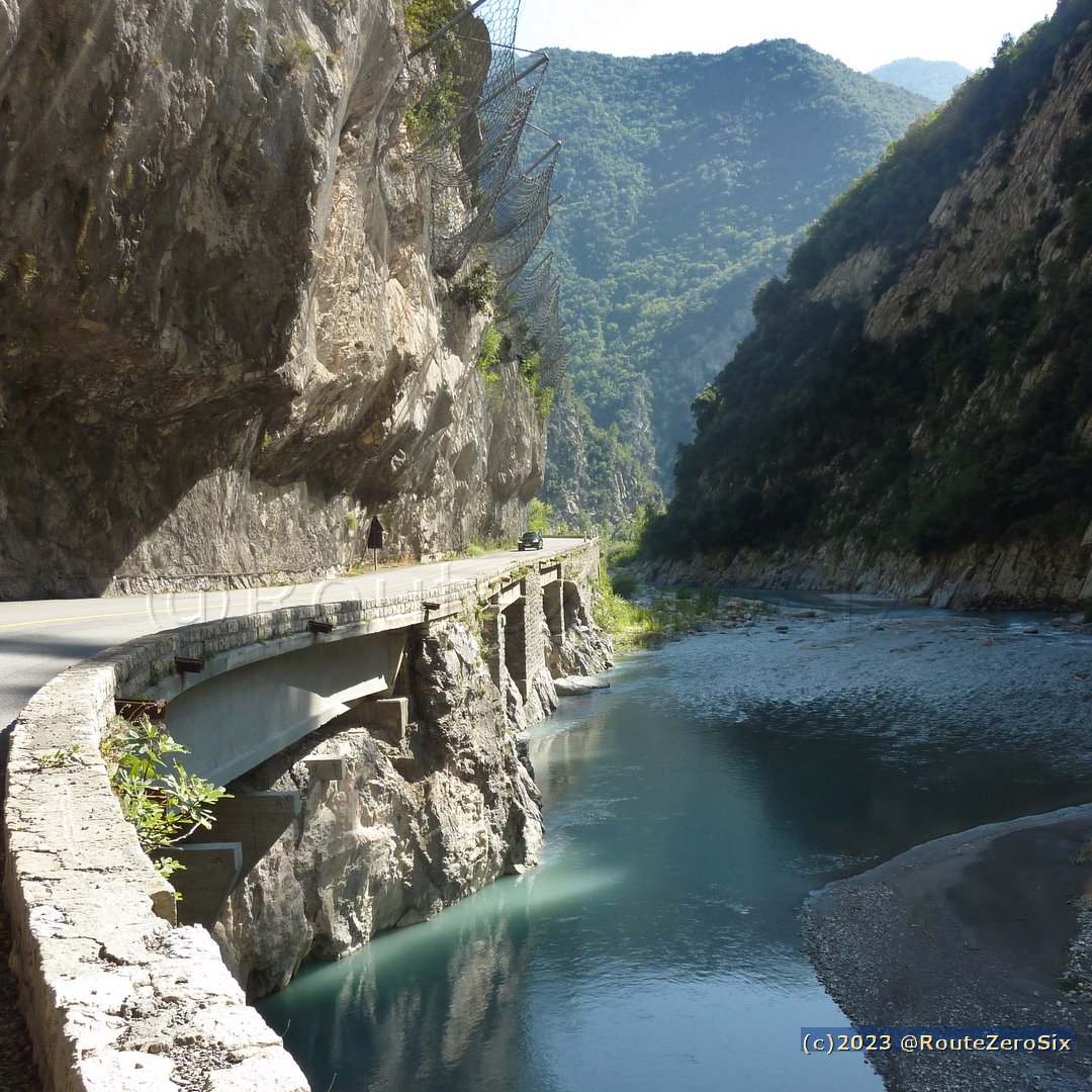 routezerosix's tweet photo. Les eaux du Var se frayant un passage à travers les gorges de la Mescla (Alpes-Maritimes)

#Mescla #valleeduVar #AlpesMaritimes #CotedAzurFrance #MagnifiqueFrance #BaladeSympa #routes06 https://t.co/UGKgW63xLX