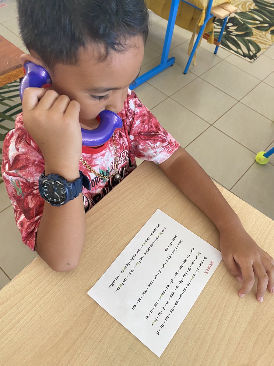 Les chuchoteurs sont en place… à #FaraheiNui à #Faaa en #CP. Une introduction bien accueillie par les élèves qui ne subvocalisent pas encore #lecture avec plus de calme.