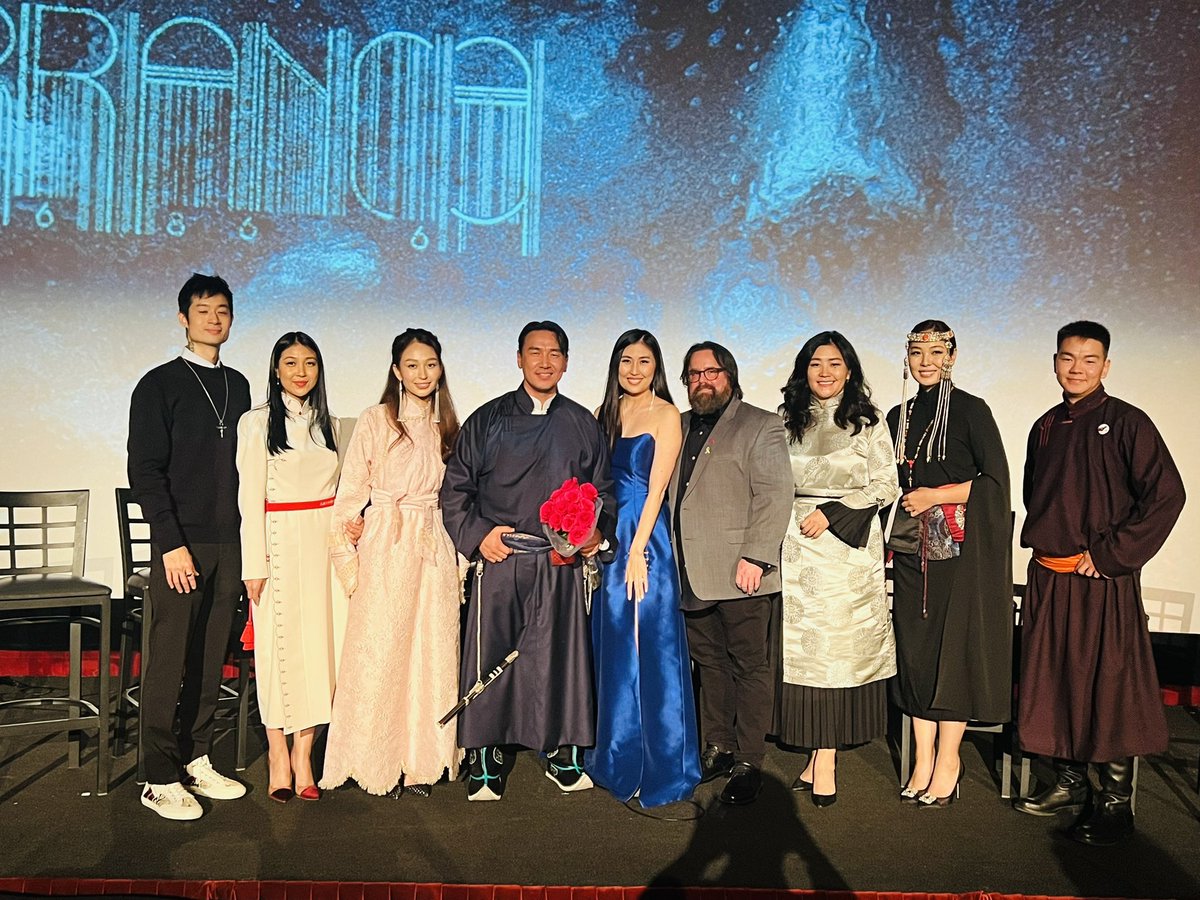 #ЭтгээдМУСК/Aberrance Америкийн кинотеатруудад албан ёсоор гарч эхлэлээ. Өнөөдөр бид Лос-Анжелос хотноо киноныхоо нээлт, улаан хивсний ёслолоо холлиувуудын хүндэт зочид, уран бүтээлчдийн хамтаар амжилттай хийлээ 🤩🤩
одоо 10.11нд Чикаго хотын нээлт 😊