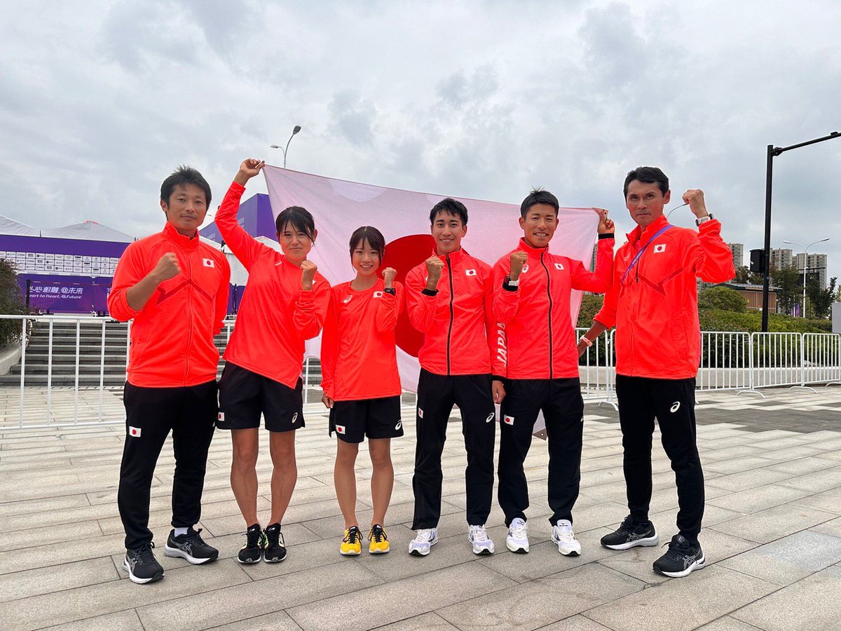 subawalk's tweet photo. アジア大会 混合35kmW
5時間22分11秒 2位(個人2時間31分12秒 1位)

初めての国際大会はアジア大会という大舞台でした。
一昨年、昨年とワールドユニバーシティーゲームズの代表が大会延期で無くなり、落ち込みはしたものの、改めてシニアで代表になる決意を固めここまで取り組んできました。
しかし、社会人になって以降実力は上がるどころか下がり続け、この1年半でまともなレースができたと言えるのは昨年の高畠競歩のみだと思います。

その高畠の結果を評価していただき、今回の代表選出に繋がったのだと思いますが、高畠以降もまともに歩けたレースは皆無で、さらに言えば、輪島に出場しない選択をしたうえでの高畠の結果1本のみで選出されたことに対して、自分よりも相応しい人がいるのではないか、アジア大会でまた無様な歩きをするのではないか、不安でいっぱいでした。

また、今年度にはいってから、昨年度から始めた取り組みが少しずつ実を結んでいる実感はありましたが、それでも直近のレースは散々だった上に、8月下旬の旭川合宿でパンクしてしまい、更には内臓疲労に陥って大会直前まで調整練習でさえまともにこなせない状態だったので自分でも半分諦めていた部分はありました。

そのような中で、直前まであの手この手を尽くしてくれた谷井コーチをはじめ、さまざまな方のサポートのおかげで個人トップでチームJAPANの銀メダル獲得に貢献することができました。

ほとんど高畠の焼き直しですが、事前に想定していた現状で勝つにはこれしかない、それでも勝てるかは相手次第というレースプランでしたが、結果的に上手くハマりました。残りラップが7カウントを切ったところで先頭が見え始め、さらに隣にいた王選手を振り切ったラスト3kmはこれまでの人生で1番長い約13分間でした。
しかし、個人トップだったものの、本気で金メダルを狙うのであれば最初から先頭でレースを進めてそのまま押し切る必要はあったでしょう。これが今の自分の実力だと思うのでそこは重く受け止め、今後に繋げたいと思います。

現状から見るとほぼ100点。これからを考えるとまだまだ。そんなレースでした。これからも全力でいただきをを目指します！応援ありがとうございました！

最後に、この大会に参加しなければ得られなかったレース外での貴重な経験を沢山させていただいた全ての皆様に、この誇らしい出会いに改めてありがとうと伝えたいと思います。Thank You!