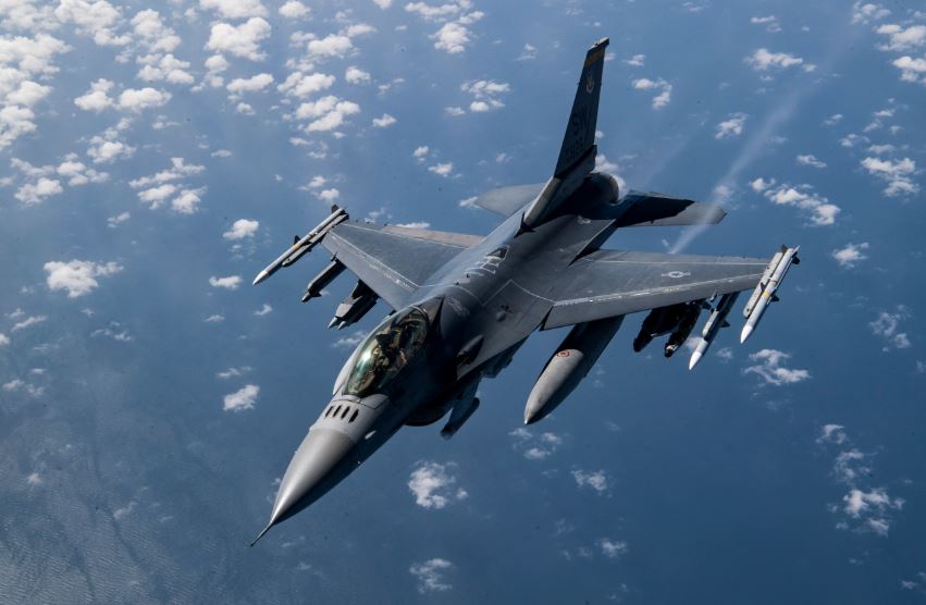 DefenseMirror's tweet photo. U.S. F-16 Downs Turkish Drone Over Syria: First Ever Skirmish Between NATOAllies: https://t.co/NgTOvWNPu6
#USAF #F16 #Syria #Turkey #ISIS #SDF #Hasakah #NATO #Anka #AnkaS https://t.co/v5u23NcMXs