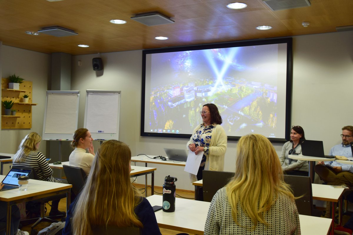 Tällä viikolla <a href="/helsinkiuni/">University of Helsinki</a> ja <a href="/univaasa/">University of Vaasa</a> maisteriopiskelijoita on viettämässä kenttäjaksoa Etelä-Pohjanmaalla opiskellen kurssillamme kestävää ruokaliiketoimintaa. Vierailuja mm. <a href="/Kyrodistillery/">Kyrö Distillery Company</a> <a href="/Atria_Oyj/">Atria Oyj</a> ja Pirjon Pakari!