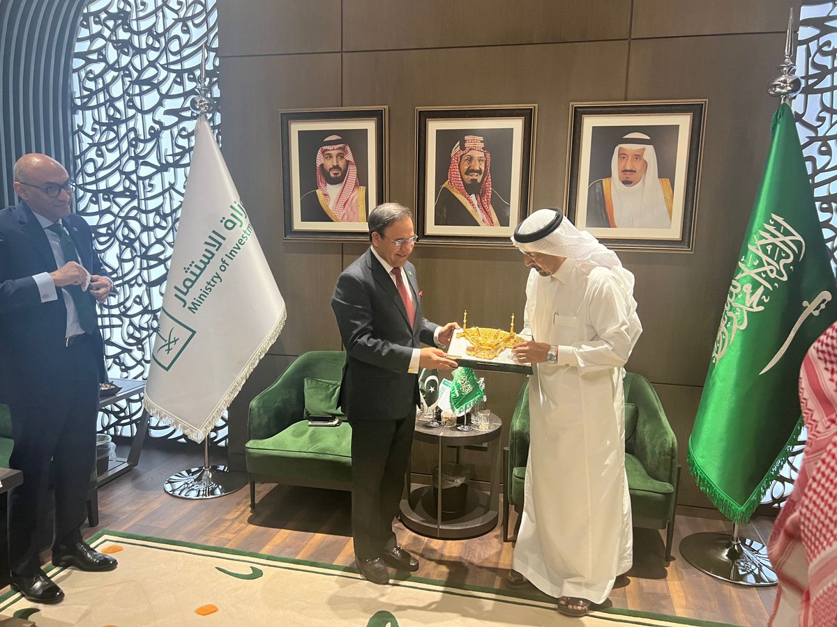 PASHAORG's tweet image. The Pakistan delegation had a significant meeting with the honorable Minister of Investments, Mr. Khalid A. Alfalih, accompanied by the Minister of #IT and Telecom Pakistan, Mr. Umar Saif, and Ambassador of Pakistan to Saudi Arabia, HE Ahmad Farooq.

During this meeting, crucial…