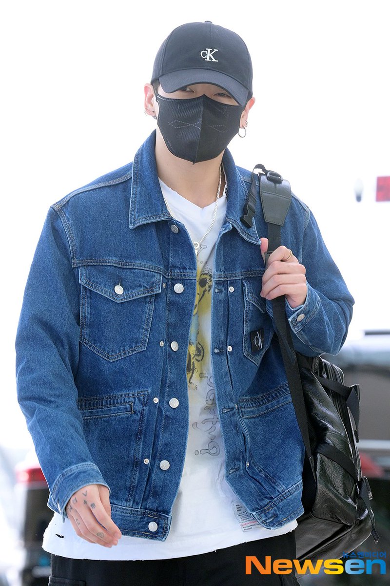TKindia_Archive's tweet photo. JUNGKOOK via K-Media departing for USA for overseas schedule.

HAVE A SAFE FLIGHT JUNGKOOK
#JungKook_GOLDEN https://t.co/sRy9n8zJvF