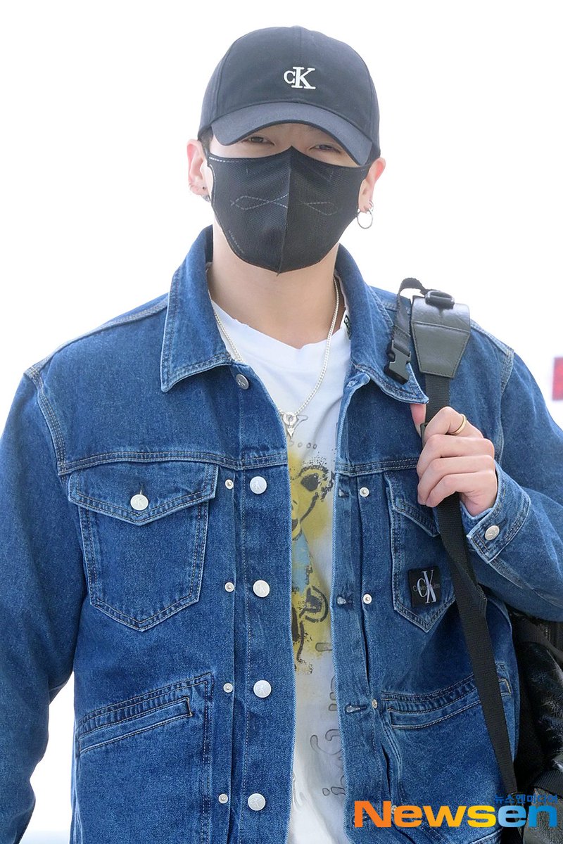 JUNGKOOK via K-Media departing for USA for overseas schedule.

HAVE A SAFE FLIGHT JUNGKOOK
#JungKook_GOLDEN