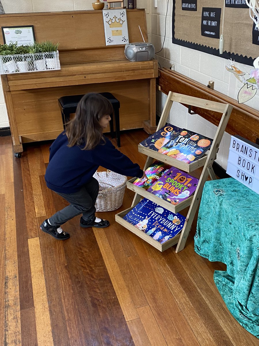 BranstonInfant1's tweet photo. We also love #BuildingBookshelves. Each child had a token to swap for a new book to take home for their own bookshelf. They children were so excited to pick a new book π π#EveryChildAReader @WSHEnglishHub #LincolnshireReadingPledge πππ https://t.co/tJsdrJyEmx