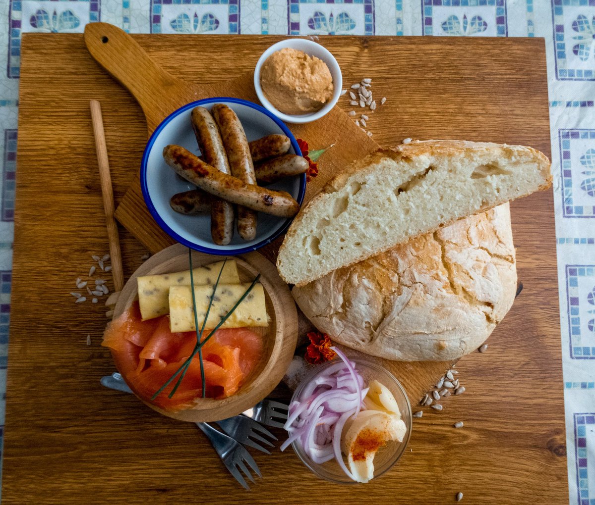 Miro_Kuva's tweet photo. Ovo je verovatno najlaksi nacin za pravljenje hleba

Mislim da mi nije trebalo ni 15 minuta aktivnog posla.

Ide neverovatno dobro sa svim namazima zbog super hrskave i slane korice.

Recept 

400g brasna
300ml tople vode
puna kasika soli
7gr suvog kvasca

Sjediniti prvo brasno i so i izmesati. 
Zatim se dodaje kvasac i jos jednom dobro promesati. 

Naliti vodu i mesati viljuskom dok se ne stvori glatko testo.

Prekriti folijom i ostaviti napolju 4 sata i nakon toga ubaciti u frizider i pustiti da stoji makar 12 sati.

Sto dobro nabrasniti i istresti testo na njega. Posuti sa jos brasna i presaviti tri puta. 

To se ponovi 4 do 5 puta.

Rernu zagrejati na 220c i ubaciti nauljenu serpu sa metalnim poklopcem unutra (serpa ne sme da ima plastike na sebi).

Kad je serpa vrela ubaciti testo unutra i zaseci nozem na vrhu.
Poklopljen se pece 35minuta i onda se skloni poklopac i pece se jos 20 minuta.

Uzivajte.
#hleb #Mirokuva