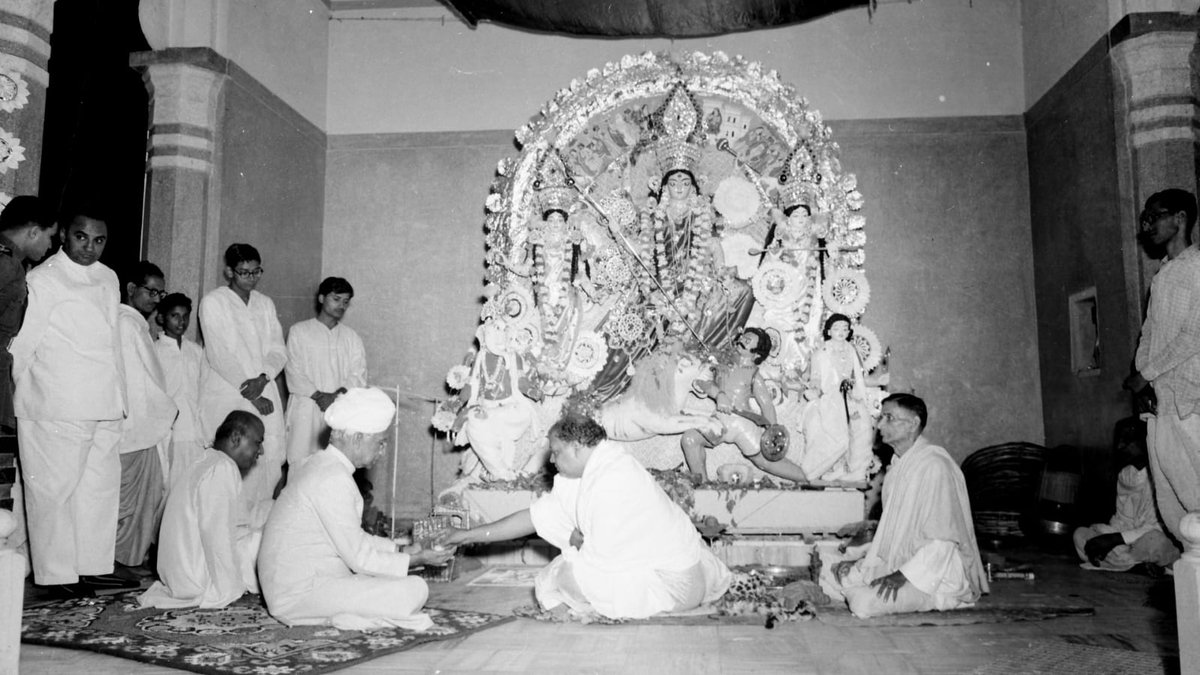 October 06, 1962: President Dr S Radhakrishnan at the Durga Puja at Kali Bari, New Delhi.