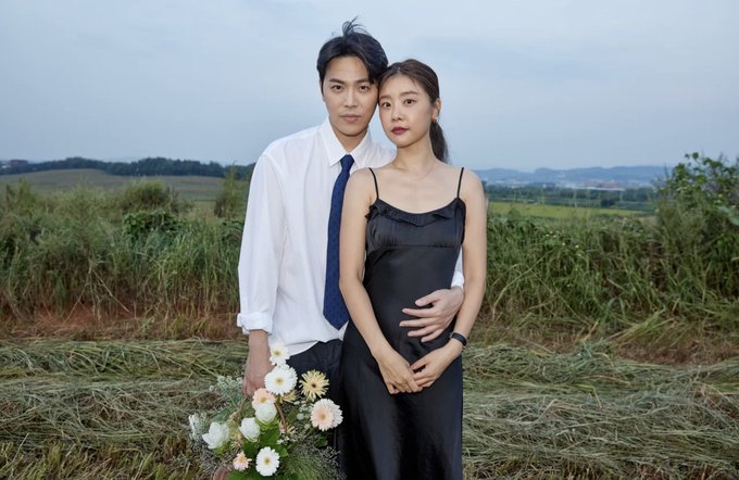 YURAing_time's tweet photo. I was a bit shocked when I first saw this photo, I thought the guy was her ex, they look a like 😅🤭
Be happy Sojin, I can imagine you will be a great wife and mother.
I hope He will take good care of you and treat you like a queen 👸 https://t.co/Mpg3b0ia0K