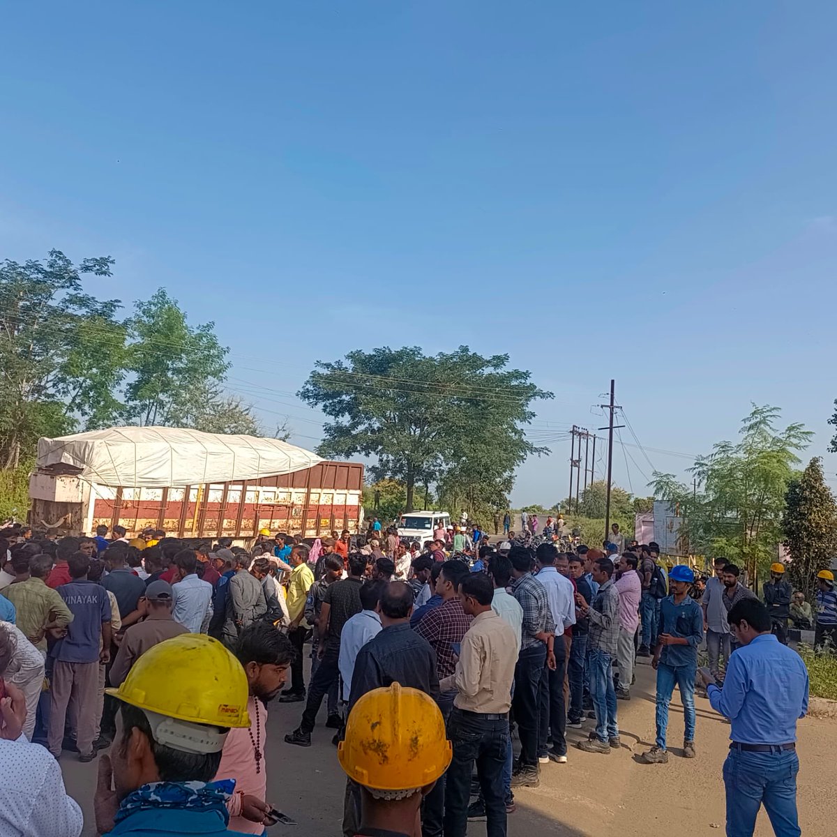 श्री सिंगाजी ताप विद्युत गृह के हड़ताल की तस्वीर ⁦<a href="/OfficeofSSC/">Office of Shivraj</a>⁩ ⁦<a href="/ZeeMPCG/">Zee MP-Chhattisgarh</a>⁩