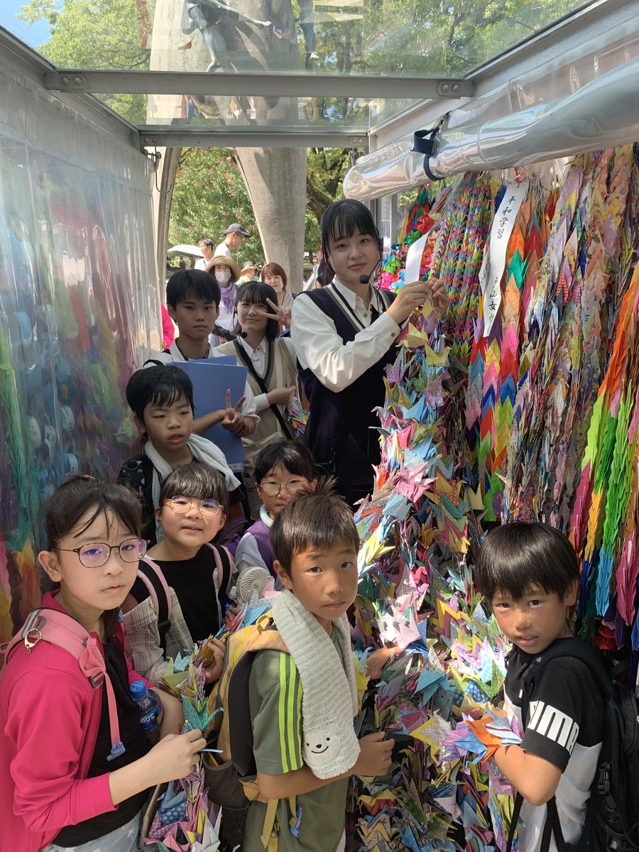 EREA_Truffaut's tweet photo. Notre projet #1000gruespourlapaix est arrivé à destination au mémorial de Sadako Sasaki, à Hiroshima. Les élèves de notre école partenaire au Japon nous ont transmis les photos. 🙏❤ @UNESCO_fr #ecoleassocieeunesco https://t.co/owKp7VEx2O