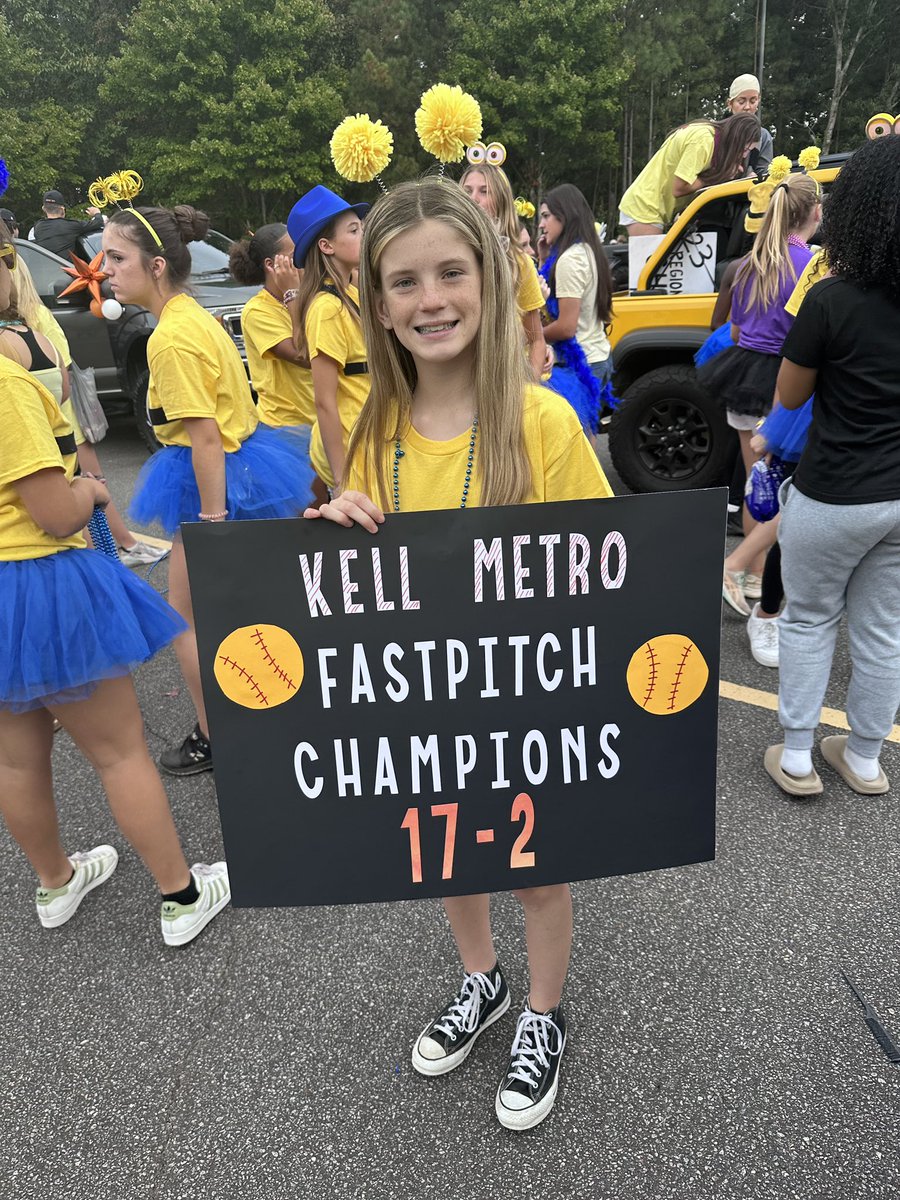 KellSoftball's tweet photo. We had a great evening at the hoco parade! https://t.co/mMZxcuYMmu